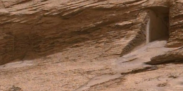 Comparten la imagen de una puerta en Marte