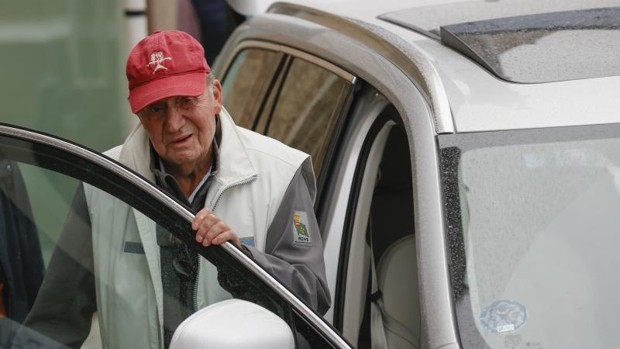 Don Juan Carlos espera «muchos abrazos» y «ver a la familia» en la Zarzuela