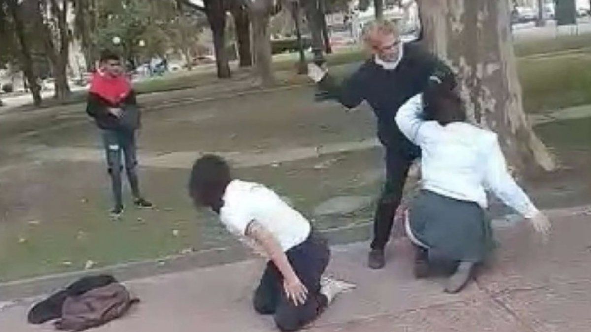 Dos alumnas se agarraron a trompadas y fueron separadas a “cachetadas” por una profesora