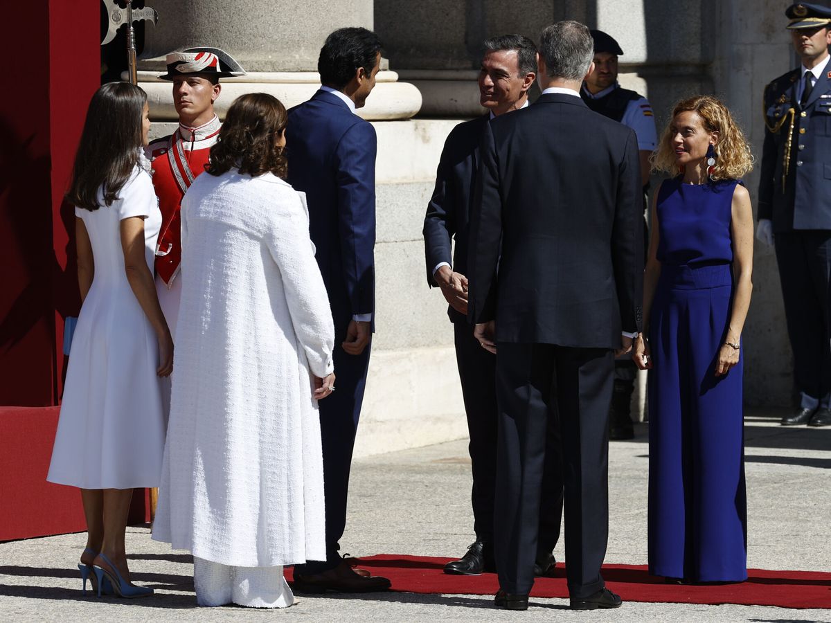 Foto: El emir de Qatar, el jeque Tamim Bin Hamad Al Thani (3i), y su esposa, Jawaher Bint Hamad Bin Suhaim Al Thani (2i), acompañados por los reyes saludan al presidente del Gobierno, Pedro Sánchez (3d) y la presidenta del Congreso, Meritxell Batet (d). (EFE