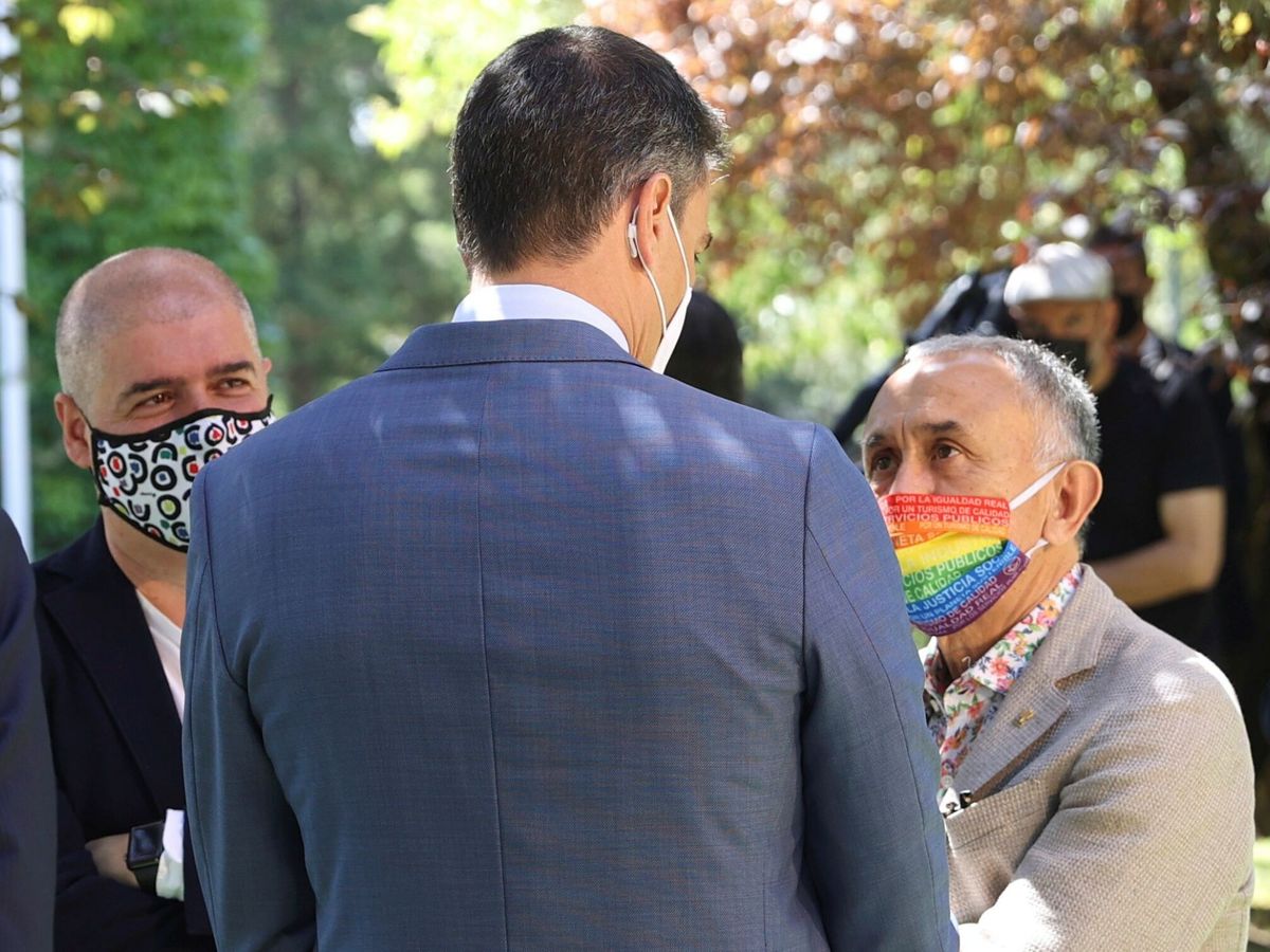Foto: El presidente del Gobierno, Pedro Sánchez, charla con Unai Sordo y Pepe Álvarez. (EFE/Ballesteros)