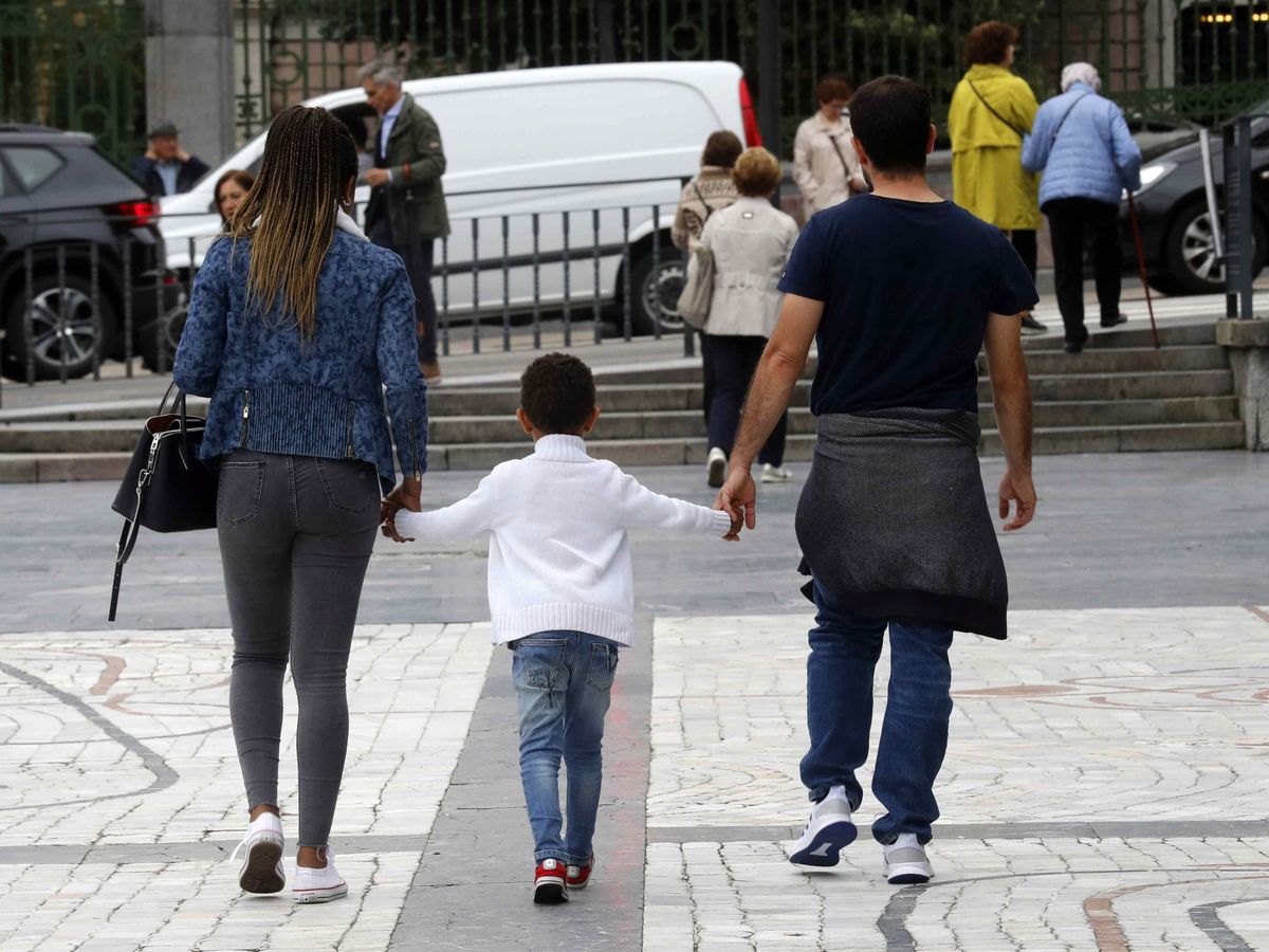 Foto: Imagen de una familia en Oviedo. (EFE)