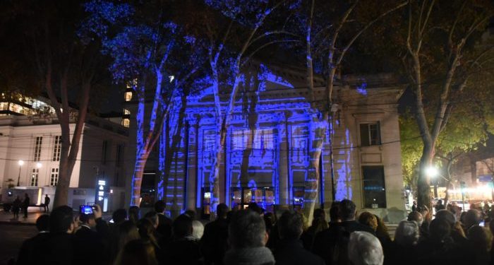 En víspera del 25 de Mayo, Suarez asistió a la velada patriótica en el Teatro Independencia