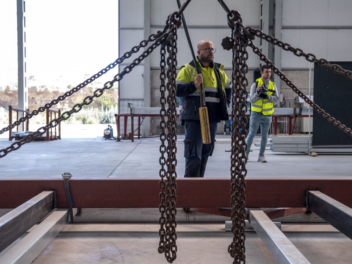 Foto: Un trabajador en una factoría de casas prefabricadas. (EFE)