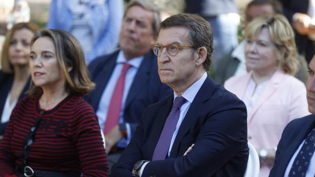 Feijóo salva a Robles y apunta a Sánchez como responsable de la crisis del CNI