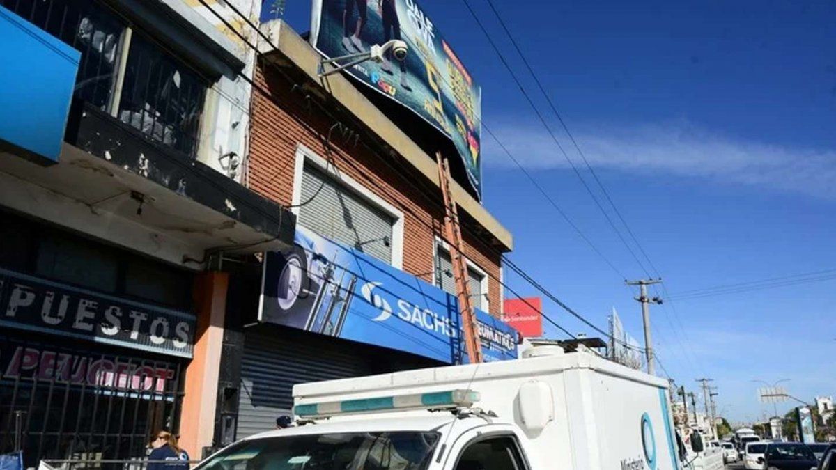 Intentó colgar un cartel de publicidad y murió al caer al vacío desde una altura de 10 metros