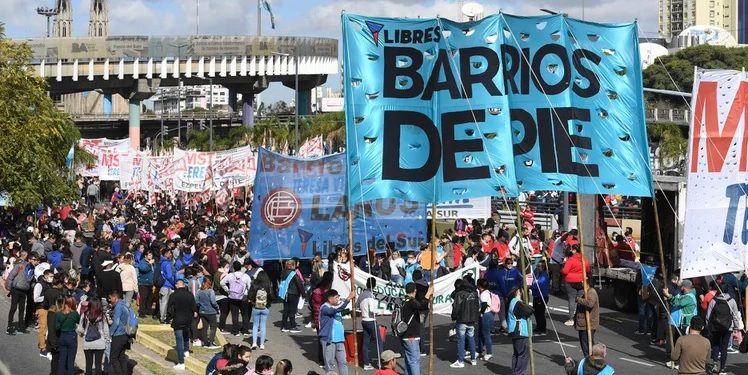 La multitudinaria marcha piquetera llegó a Plaza de Mayo: piden al Gobierno planes y alimentos