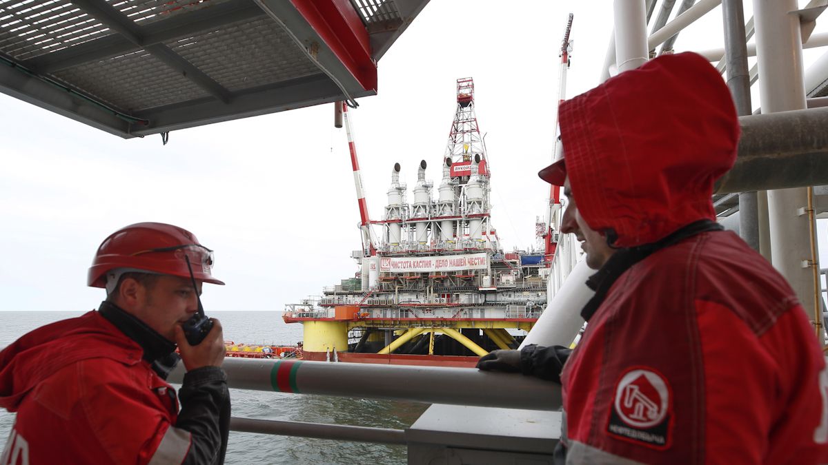 La Unión Europea define el embargo al petróleo ruso, pero con excepciones