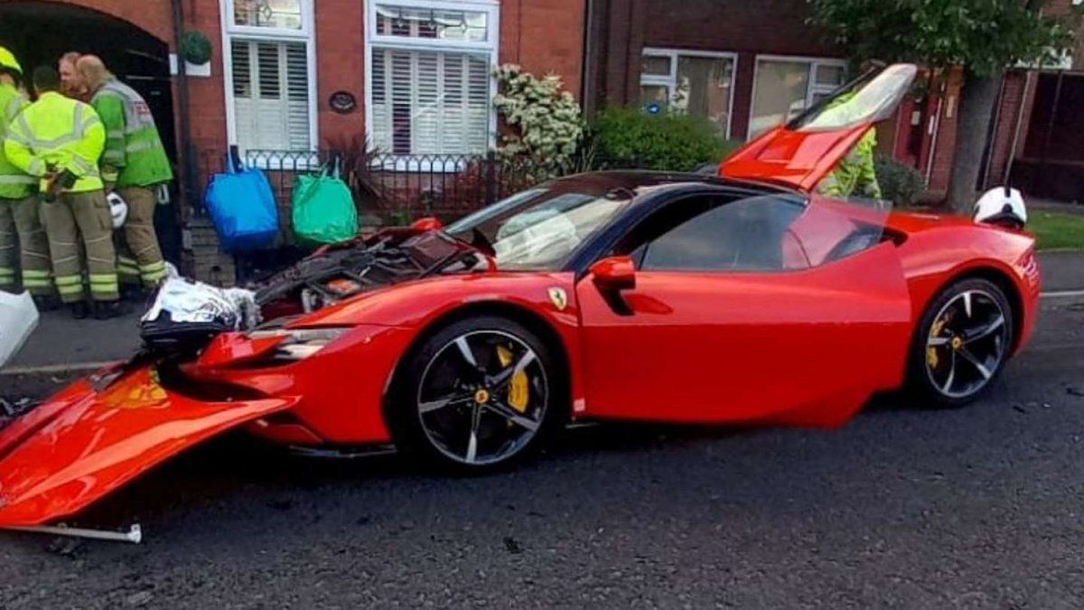 ¡Qué dolor! La Ferrari de u$s 1.000.000 fue destruída por chocar con autos estacionados