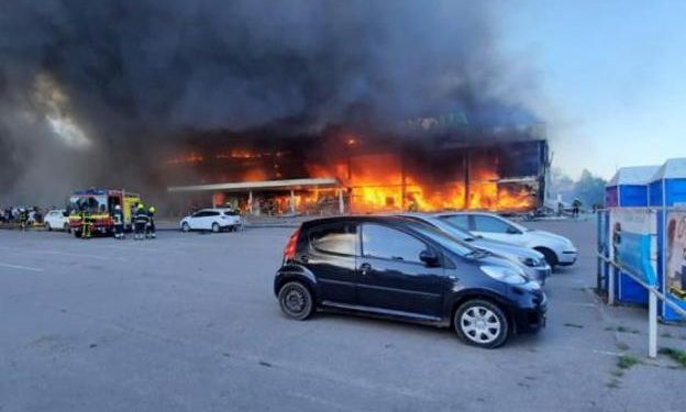 Rusia trató de justificar la masacre de 18 civiles en el bombardeo al centro comercial ucraniano: “Atacamos un almacén de armas”