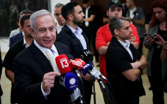 El lider de la oposición y lider del partido Likud Benjamin Netanyahu hace una declaración a los medios en la Kneset, el parlamento israeli en Jerusalen el 20 de junio, 2022. (Credito de la foto: Yonatan Sindel/Flash90)