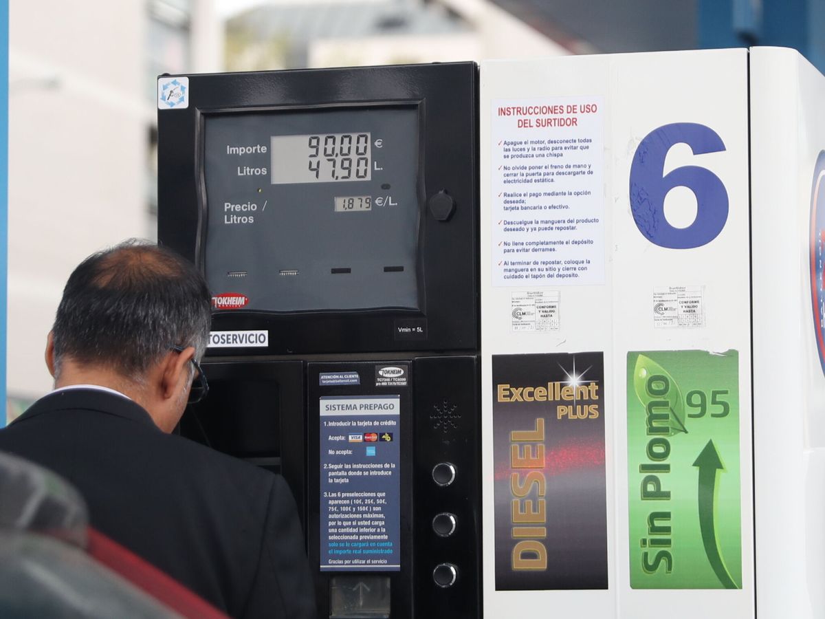 Foto: Una gasolinera, en Madrid. (EFE/Miguel Oses)