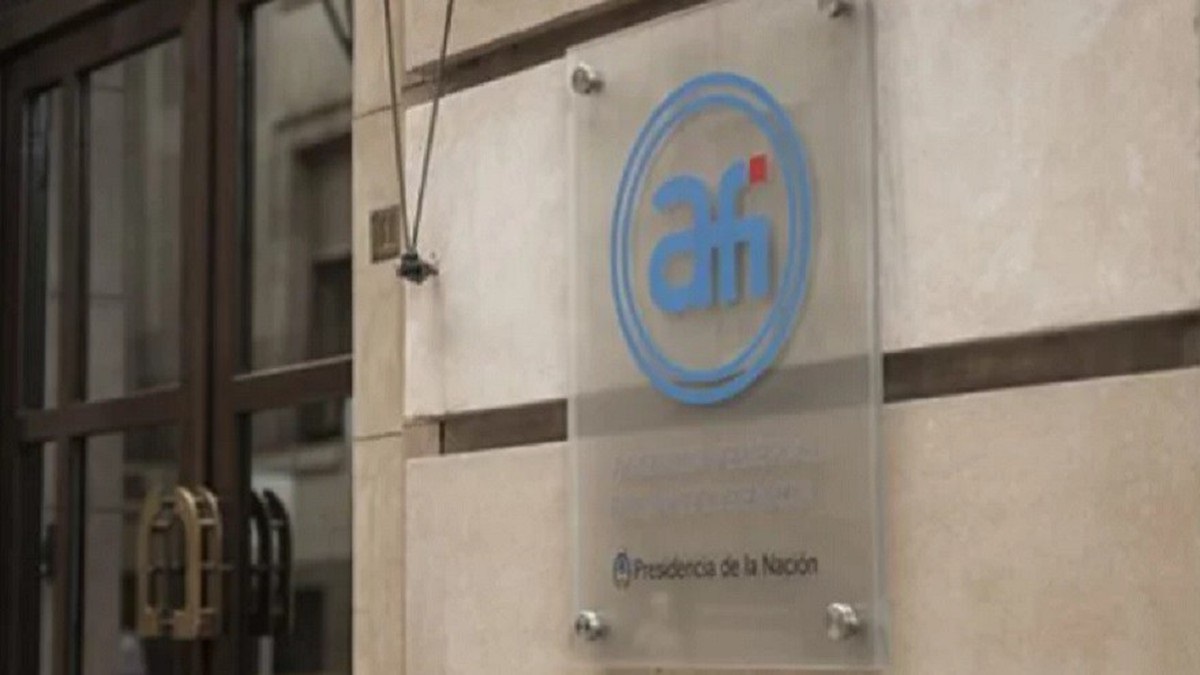 El Gobierno prorrogó por 4 meses la intervención de la AFI y oficializó a Agustín Rossi como su titular