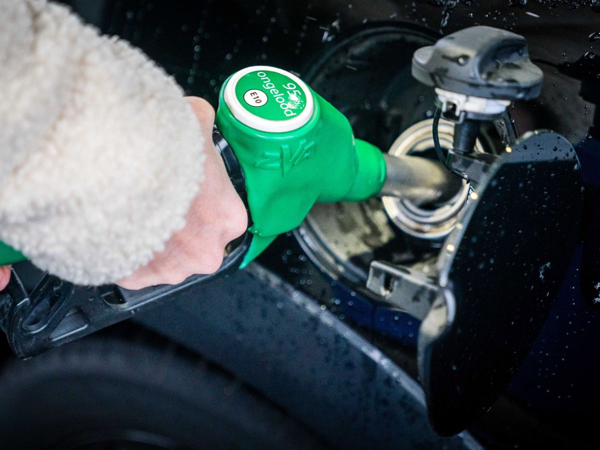 Foto: Un repostaje de gasóleo. (EFE/EPA/Rob Engelaar)