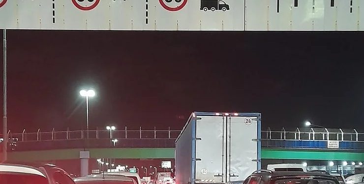 Escasez de gasoil: caos de tránsito por un corte de transportistas en la autopista Buenos Aires-La Plata