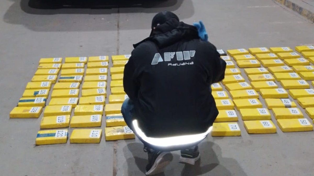 La Aduana secuestró 131,2 kilos de cocaína escondidos en un camión que transportaba bananas