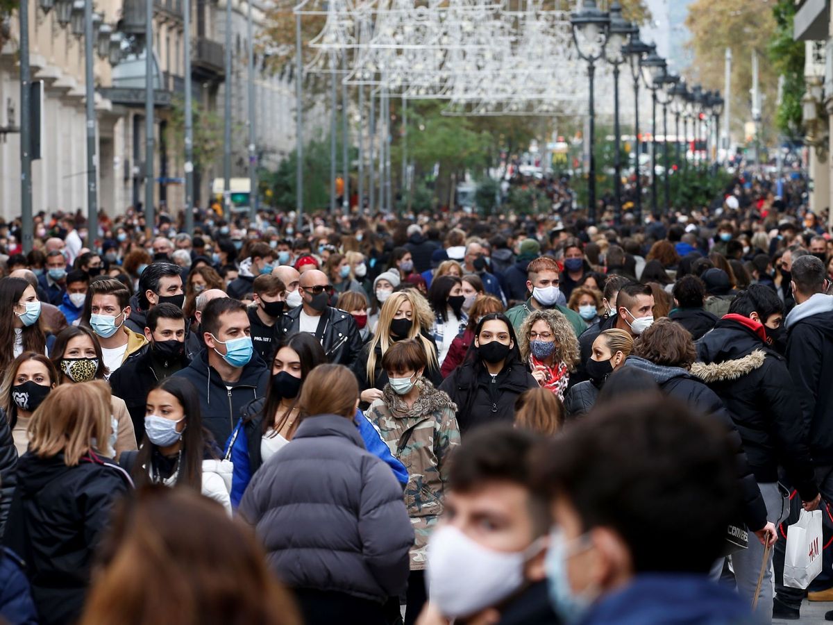 Foto: Consumidores en la avenida del Portal del Ángel, de Barcelona. (EFE/Q. García)