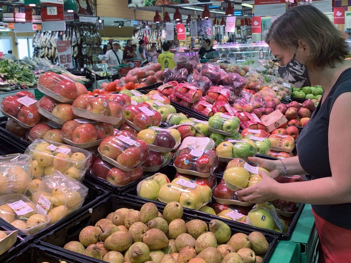 Foto: Una consumidora, en el puesto de frutas de un supermercado. (EFE/Víctor Lerena)