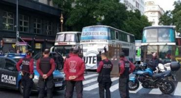 Protesta de micros de larga distancia en el centro porteño: caos de tránsito y calles cortadas 