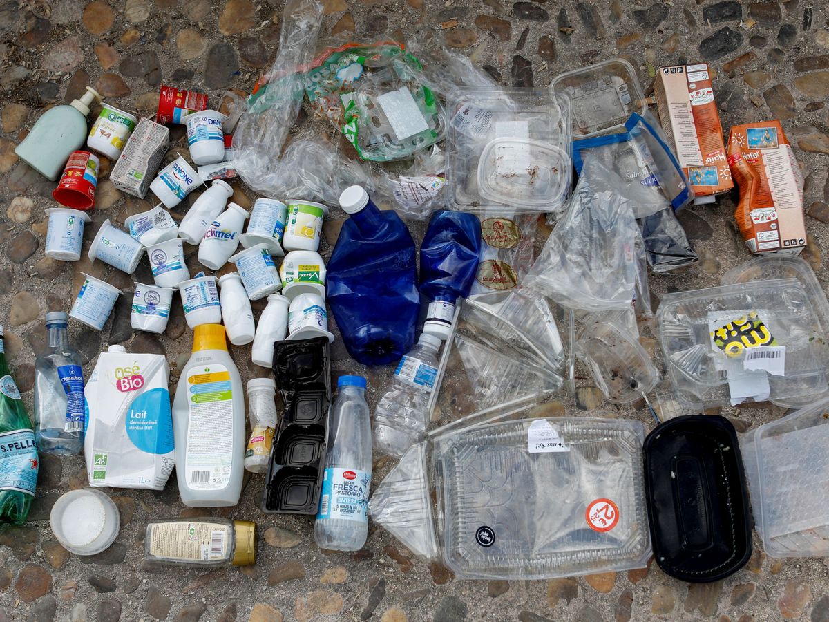 Foto: Una semana de plástico recogida por la familia de Gaspar Antuna en Madrid. (Reuters/Paul Hanna)