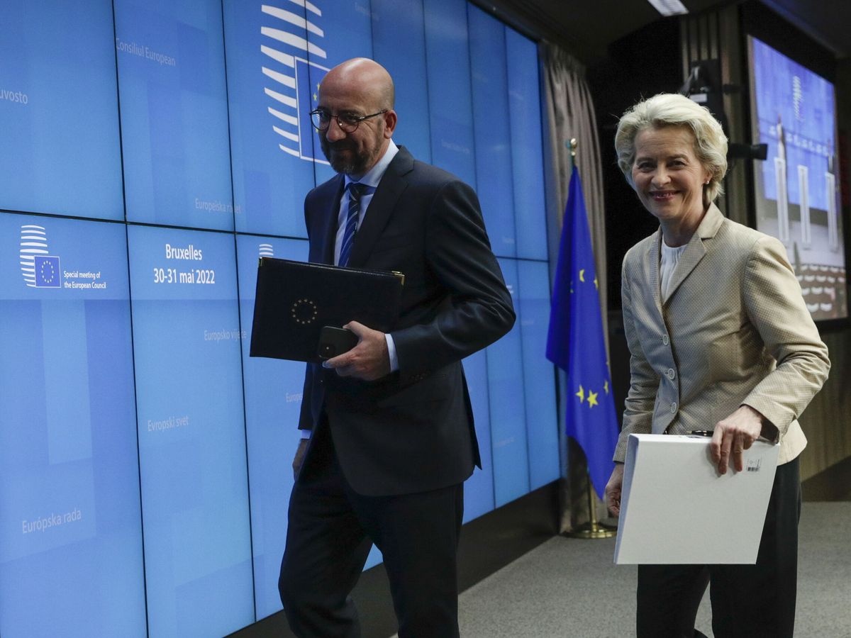 Foto: Ursula von der Leyen junto con Charles Michel en una imagen de este martes. (EFE/Hoslet)