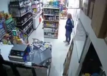 Se quejó por el volumen de la música y le destrozó el comercio