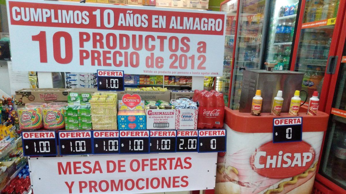 Todo por $1, $2 y $10: su kiosco cumplió 10 años y lo festejó vendiendo a precios de 2012