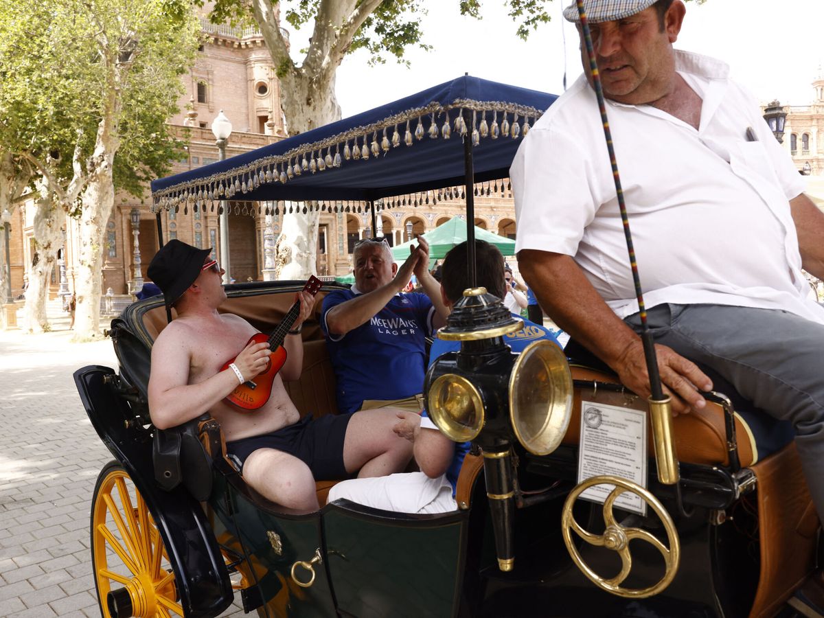 Foto: Aficionados del Rangers montan en coche de caballos. (Reuters)