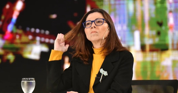 Dijo Batakis:“El derecho a viajar colisiona con el derecho a la generación de puestos de trabajo” mientras su hijo estudia y pasea por Londres