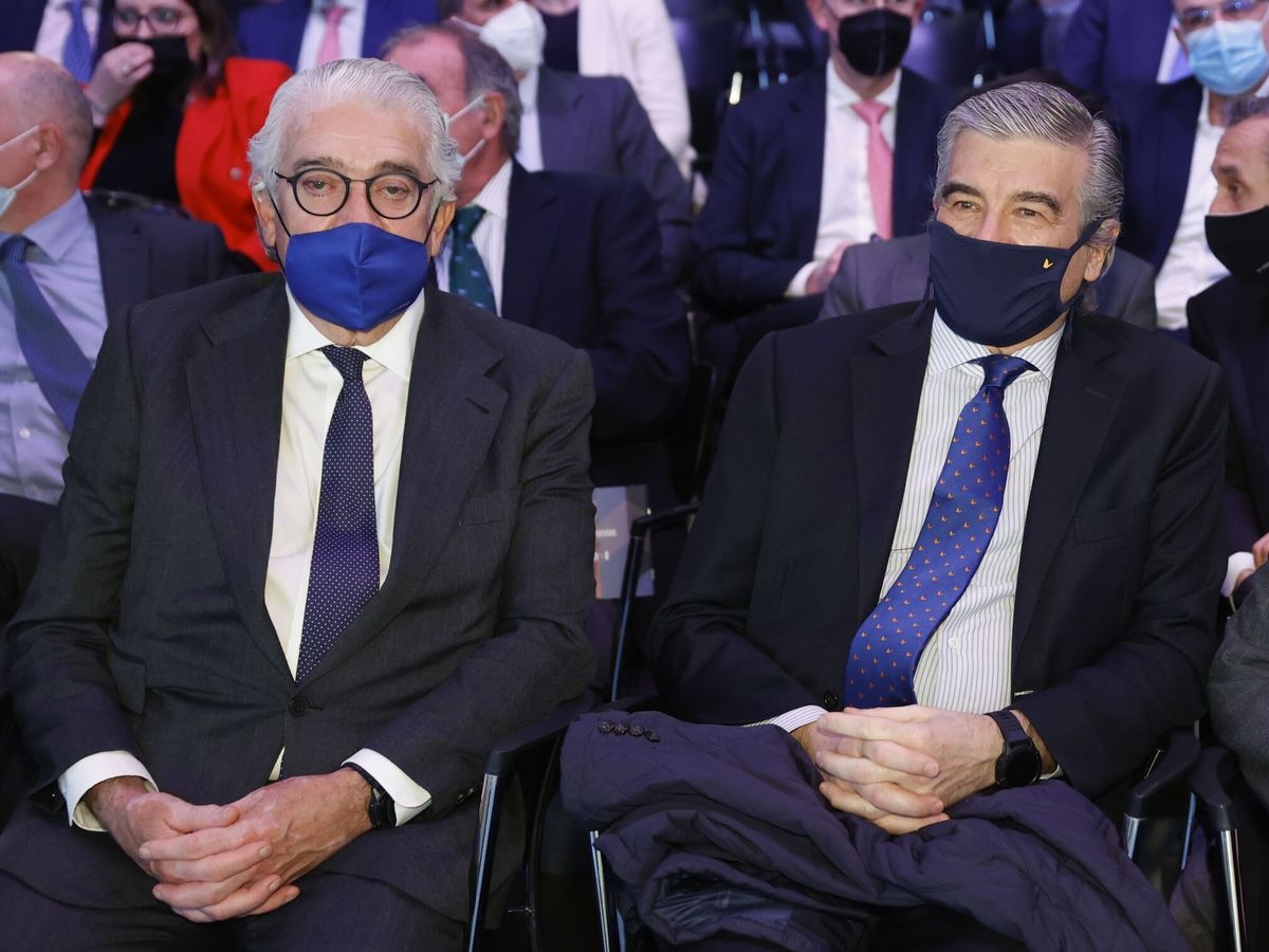 Foto: El consejero delegado de Endesa, José Bogas, y el presidente de Naturgy, Francisco Reynés. (EFE/Mariscal)