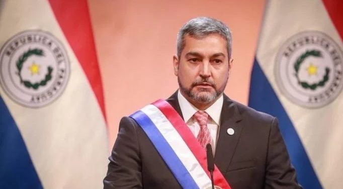 El presidente de Paraguay dijo que un tripulante del avión venezolano habría viajado a Cuba para cambiarse la cara