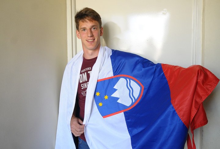 Vombergar, de más joven, con la bandera eslovena. (Silvana Boemo)