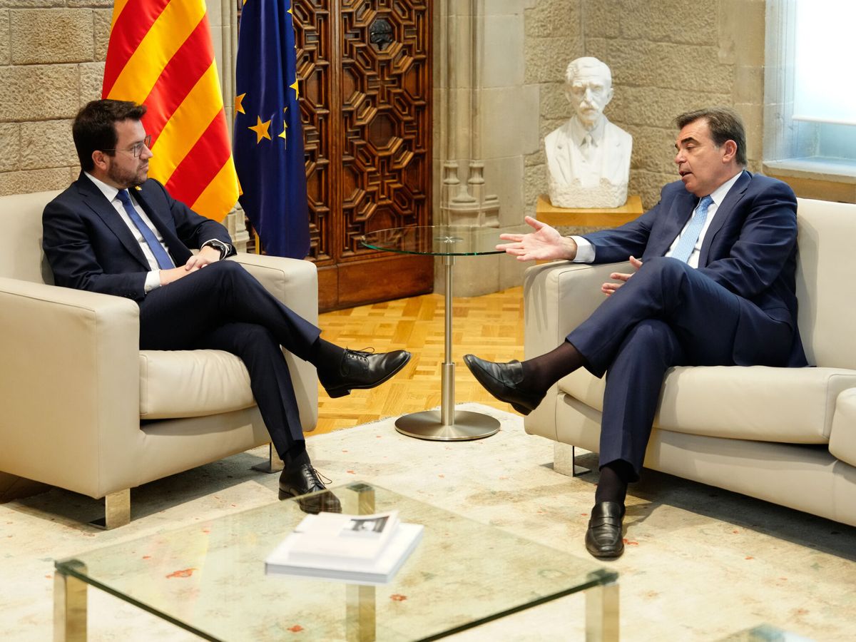 Foto: El presidente de la Generalitat, Pere Aragonés, durante la reunión mantenida esta mañana en Palau de la Generalitat con el vicepresidente de la Comisión Europea, Margaritis Schinas. (EFE/Enric Fontcuberta)