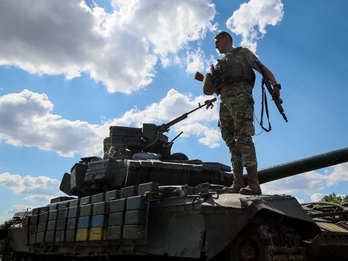 Foto: Un soldado ucraniano sobre un tanque militar. (Reuters/Gleb Garanich)