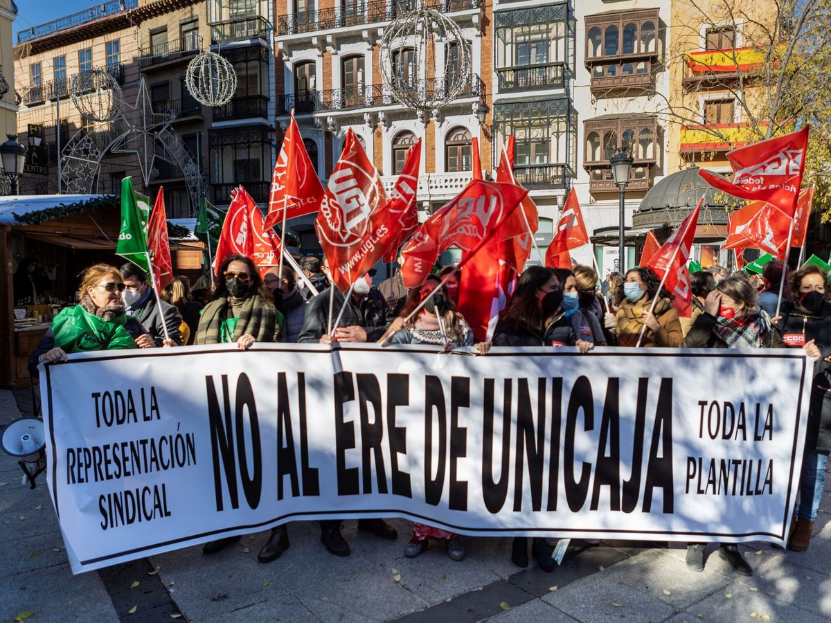 Foto: Trabajadores de Unicaja participan en una huelga por el ERE iniciado por la entidad el pasado mes de diciembre. (EFE/Ángeles Visdómine)