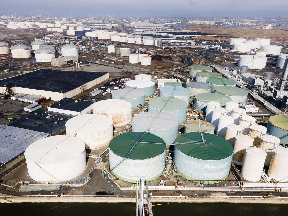 Foto: Tanques para el almacenamiento de petróleo crudo y o refinado, Nueva Jersey. (EFE/Justin Lane)