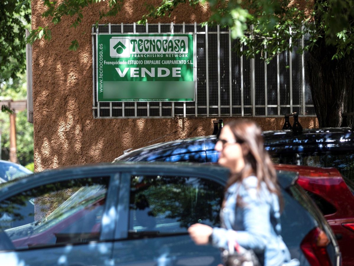 Foto: Carteles de venta de viviendas en Madrid capital. (EFE)