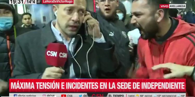 Periodista de C5N, sobre agresión de hinchas de Independiente: “Nos zamarreaban”