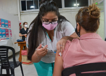 Provincia: mayores de 50 años ya pueden aplicarse la quinta dosis contra el Covid-19