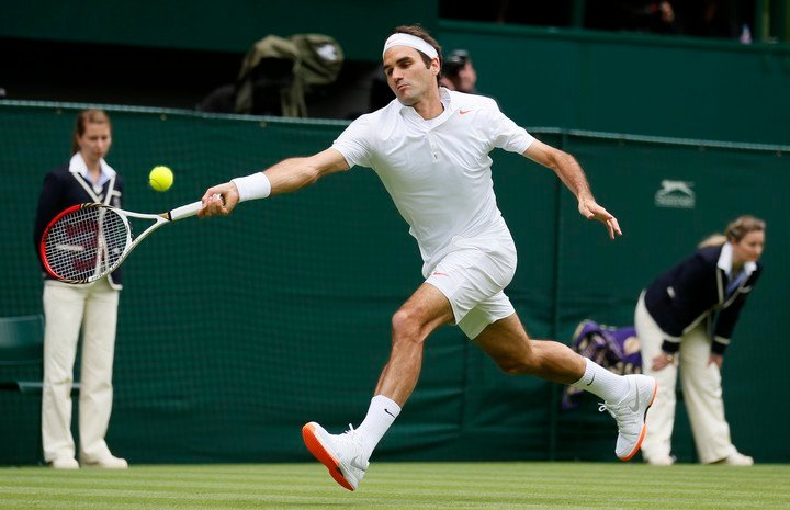 Federer en su debut en 2013 salió con zapatillas de suela naranja y fue advertido. Sí, Federer, que ya había ganador siete veces el torneo...