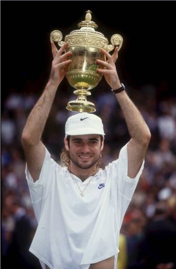 Andre Agassi, que no lo jugó por tres años, se ajustó a las normas y se vistió de blanco en 1991. Al año siguiente ganó el torneo.