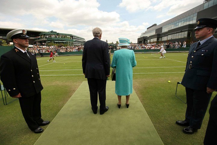 El torneo se juega en el All England Lawn Tennis and Croquet, un exclusivo club que tiene de socios a la realeza y a los campeones de ediciones anteriores. Ser miembro es casi imposible.