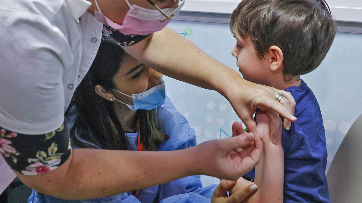 Uruguay: suspenden la vacunación anticovid en menores de 13 años