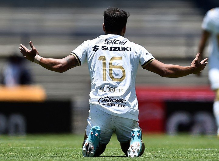 Adrian Aldrete durante el partido ante Necaxa (Foto: AFP).