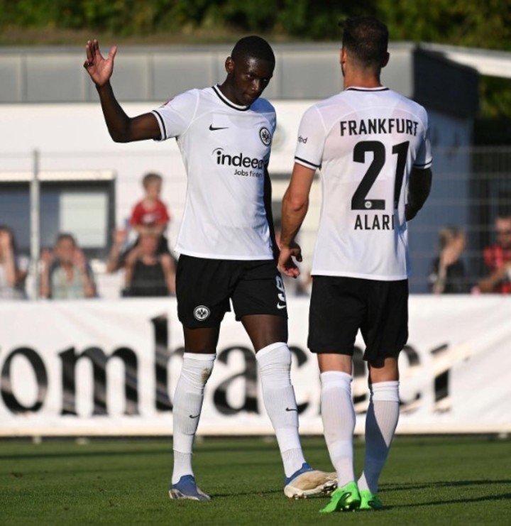 Alario anotó el 5-0 del Eintracht Frankfurt.