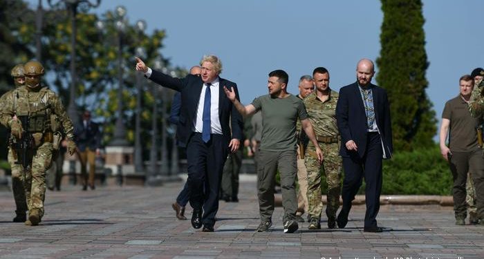Boris Johnson visitó Kiev en el Día de la Independencia de Ucrania y anunció la entrega de drones y misiles