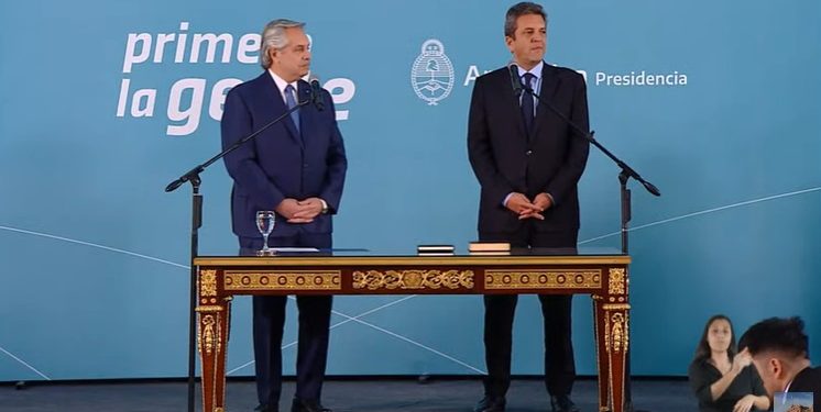 Evidente descontento de Fernández: Asumió Massa como ministro de economía; Cristina Kirchner no asistió y el Presidente evitaba abrazarlo como es costumbre.