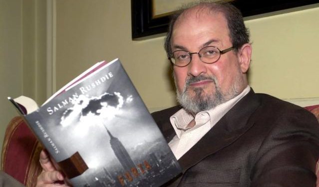 Es operado de urgencia: El escritor Salman Rushdie fue apuñalado en el cuello durante una conferencia en Nueva York
