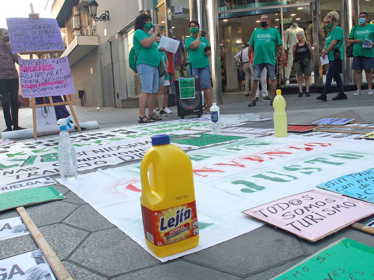 Foto: Protesta de las 'kellys' de Benidorm pidiendo que se prohíba la externalización de servicios esenciales. (EFE/Morell)