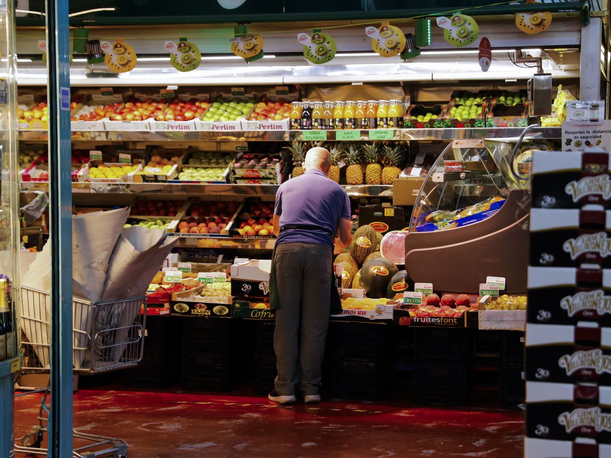 Foto: Un frutero coloca el género. (EFE/Luis Millán)